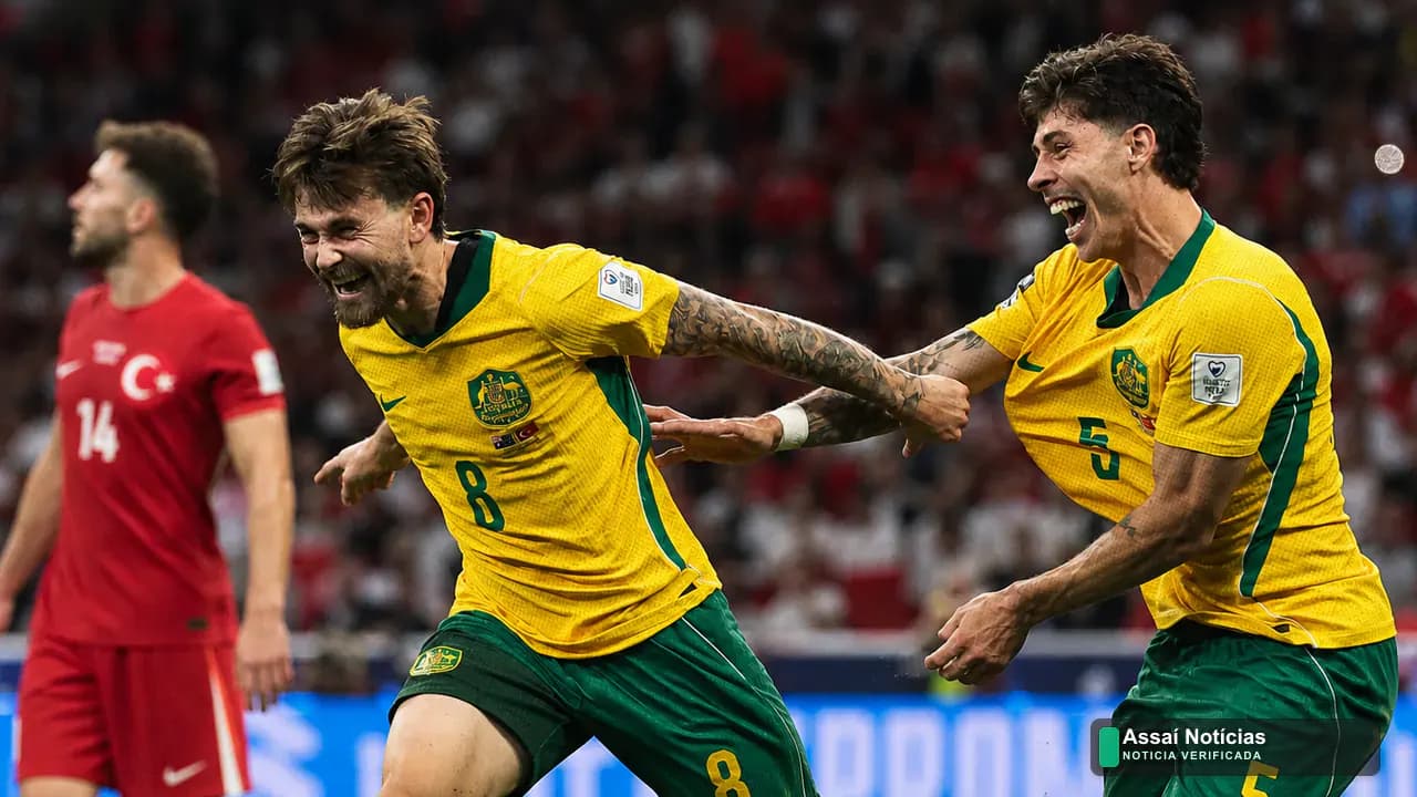 Jogadores da Austrália comemoram gol contra Turquia na Copa do Mundo em estádio lotado em Vancouver