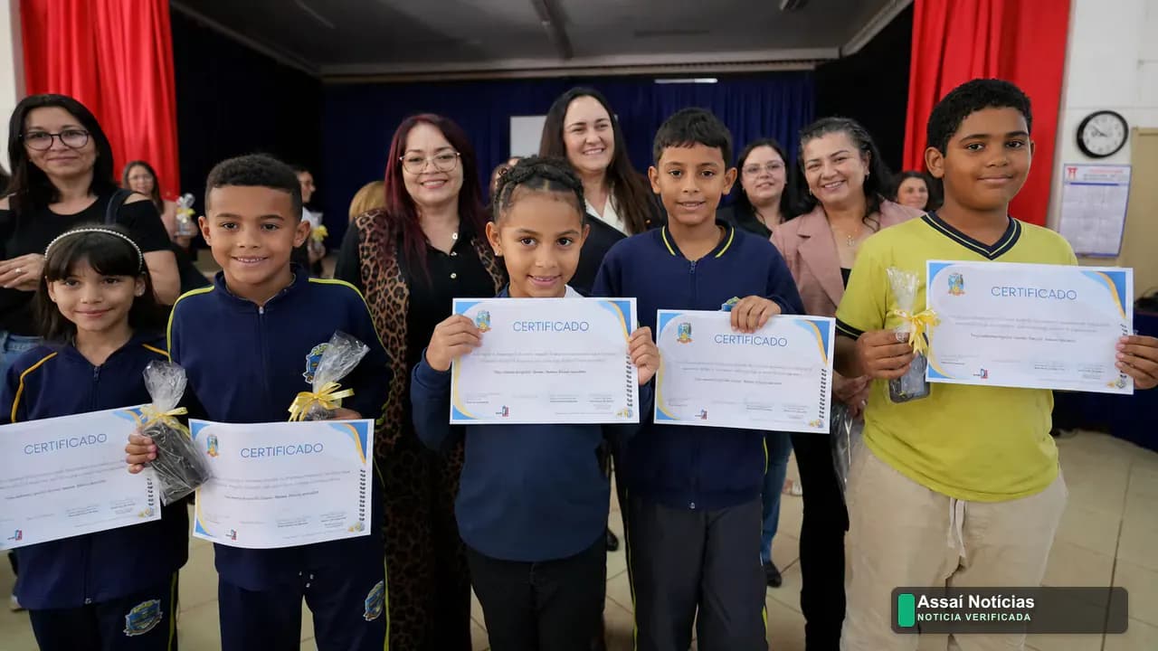 Alunos de Assaí em premiação de concursos culturais dos 94 anos do município