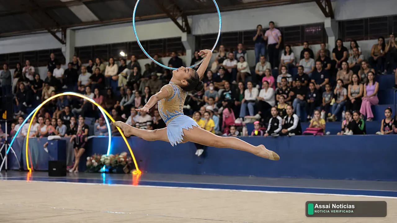 Crianças e adolescentes durante a Copa Londrina de Ginástica Rítmica no Colégio Vicente Rijo, com torcida e premiações