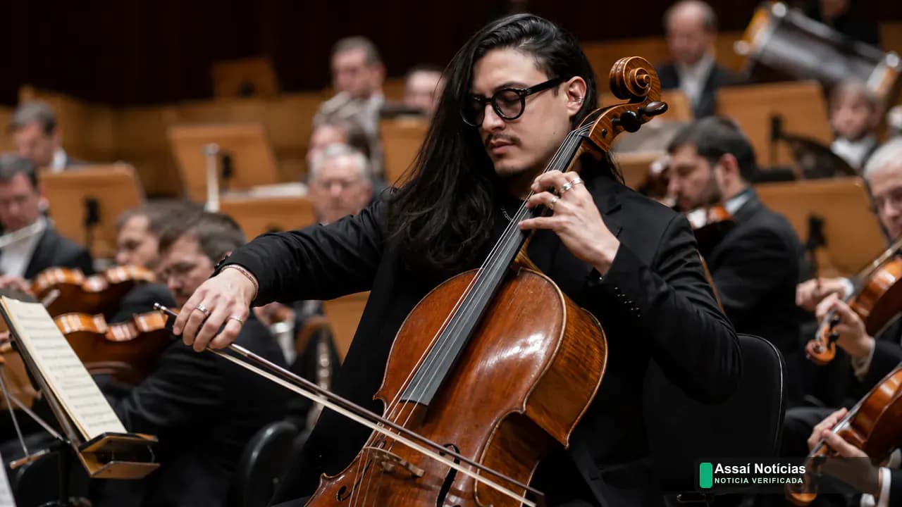 Santiago Cañón-Valencia ao lado da Filarmônica de Minas Gerais em programação de concerto