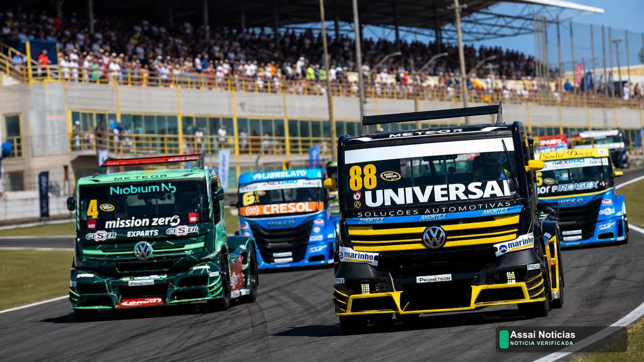 Caminhões de corrida disputando prova no Autódromo Ayrton Senna em Londrina com arquibancadas cheias