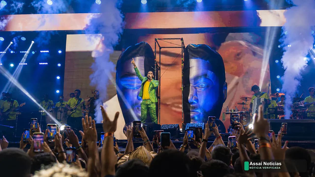 Henry Freitas no palco do São João de Campina Grande 2026 vestindo terno verde e emocionando o público em homenagem