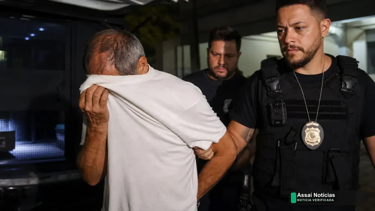 Policiais civis conduzem homem algemado em operação de prisão em Peruíbe