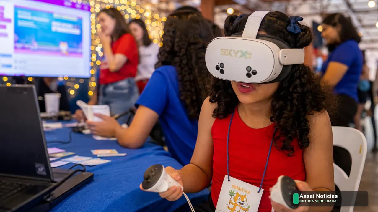 Estudantes demonstram projetos digitais em ambiente colaborativo durante evento educativo em Macaé