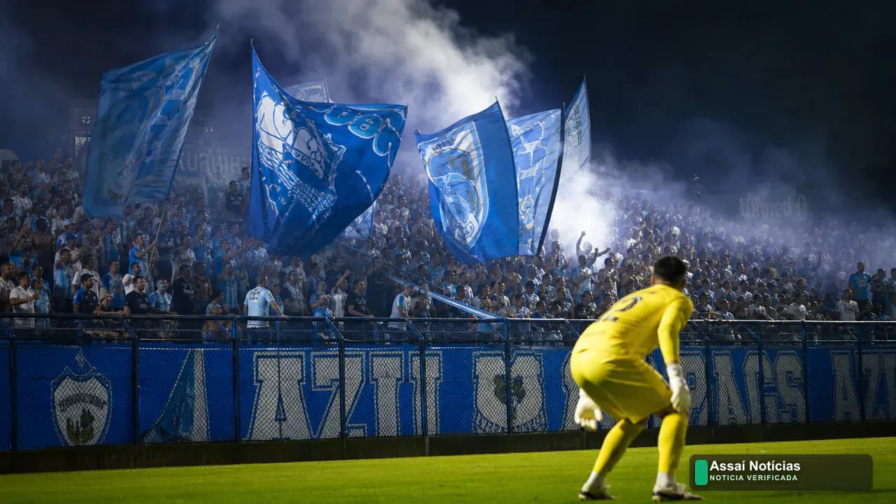 Jogadores do Londrina durante partida no Estádio Vitorino Gonçalves Dias pela Série B