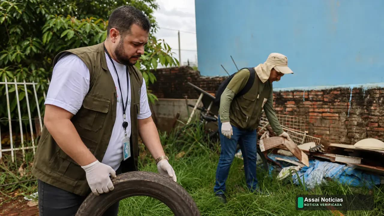Agentes de saúde da Prefeitura de Londrina realizando ações de controle do Aedes aegypti em áreas urbanas