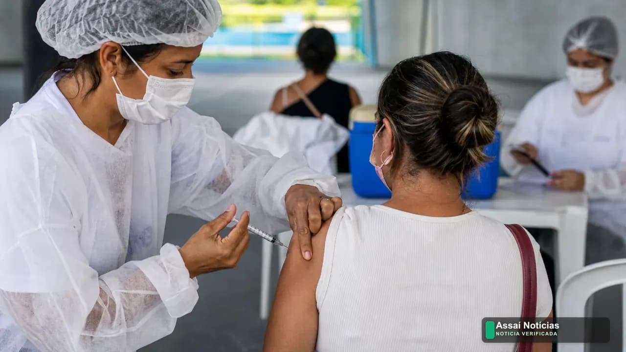 Atendimento da equipe de saúde orienta população sobre monitoramento de sintomas após vacina contra dengue