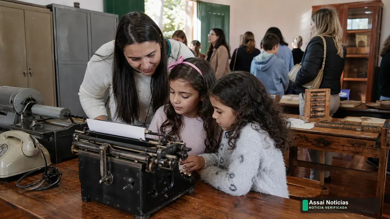 Acervo histórico do Museu Escolar de Londrina no campus da UEL, com materiais escolares e registros fotográficos