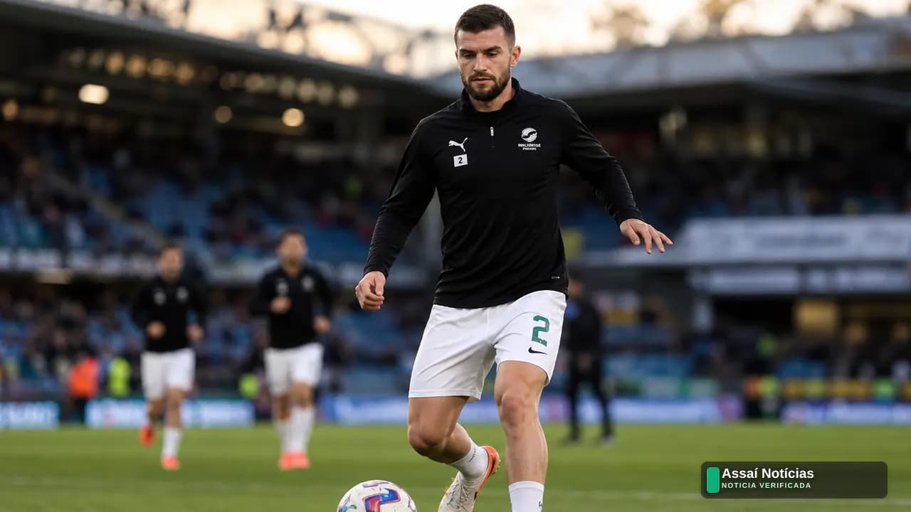 Tim Payne em campo pelo Wellington Phoenix, comemorando após viralizar no Instagram