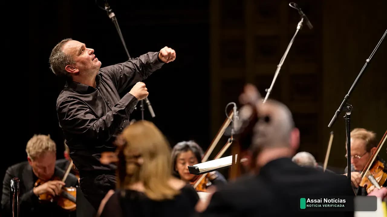 Orquestra de Câmara de Munique em palco sob regência de Jörg Widmann