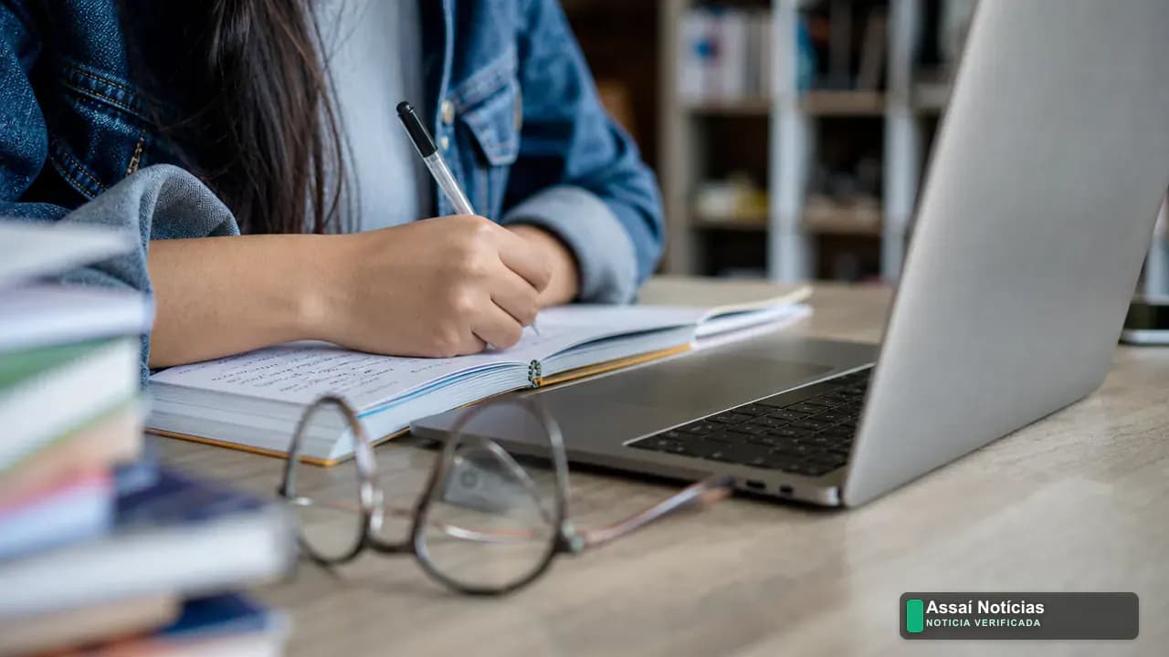 Estudantes acessando computador para inscrição no Sisu+ em universidade pública do Brasil