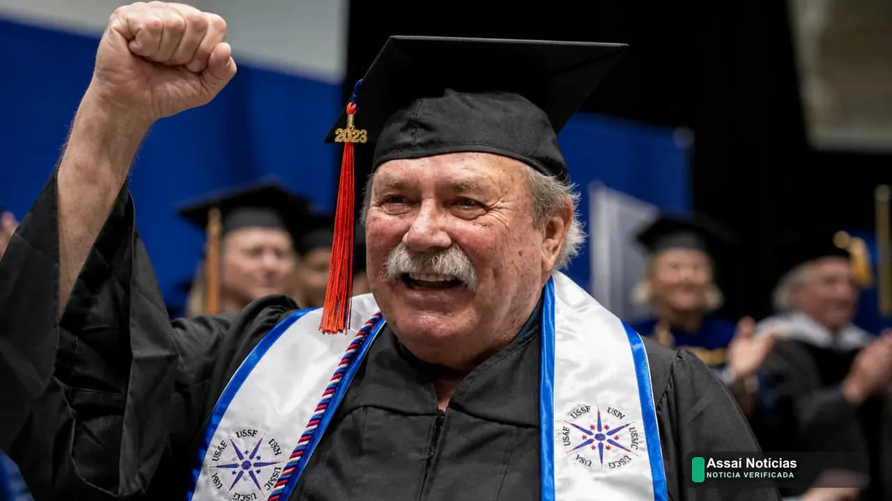 Veterano idoso em cerimônia de formatura universitária com neto ao lado, simbolizando conquista acadêmica tardia