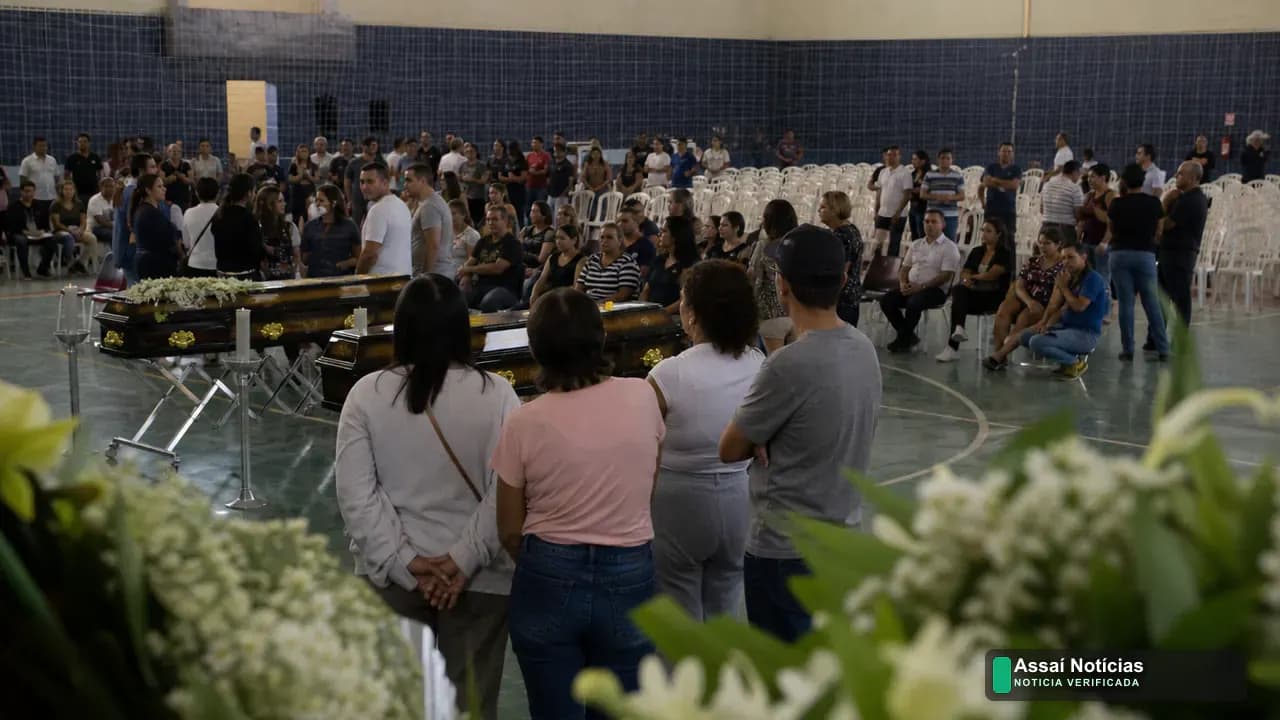 Velório das vítimas de acidente fatal na BR-376 no Ginásio Yoshihiro Nonomura, em Assaí